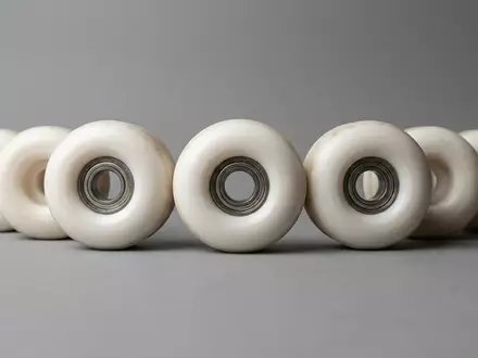 Fotorealistische Studioaufnahme von Skateboardrollen zum Thema Spitfire Formula Four 99D, klare Lichtfuehrung - Foto: THN