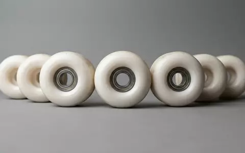 Fotorealistische Studioaufnahme von Skateboardrollen zum Thema Spitfire Formula Four 99D, klare Lichtfuehrung - Foto: THN