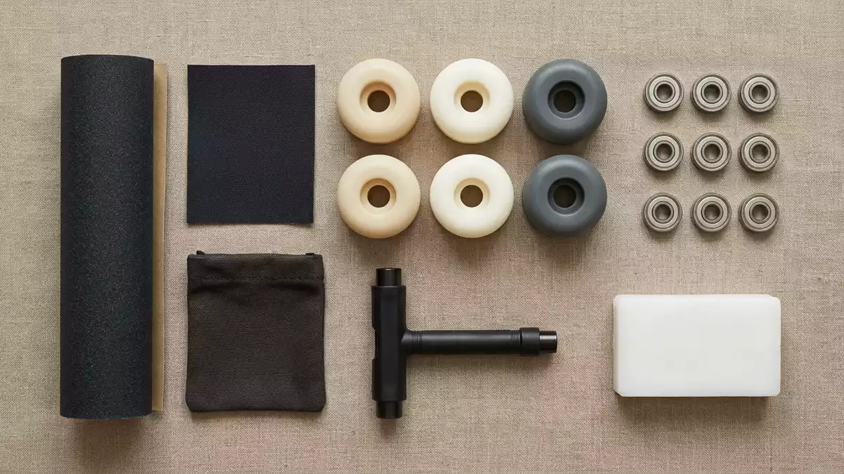 Flatlay-Arrangement rund um Skateboardrollen mit passenden Requisiten von oben