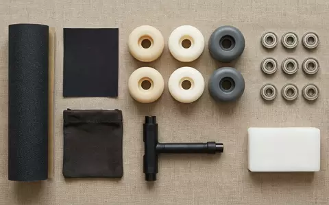 Flatlay-Arrangement rund um Skateboardrollen zum Thema Spitfire Formula Four 99D, weiches Oberlicht - Foto: THN
