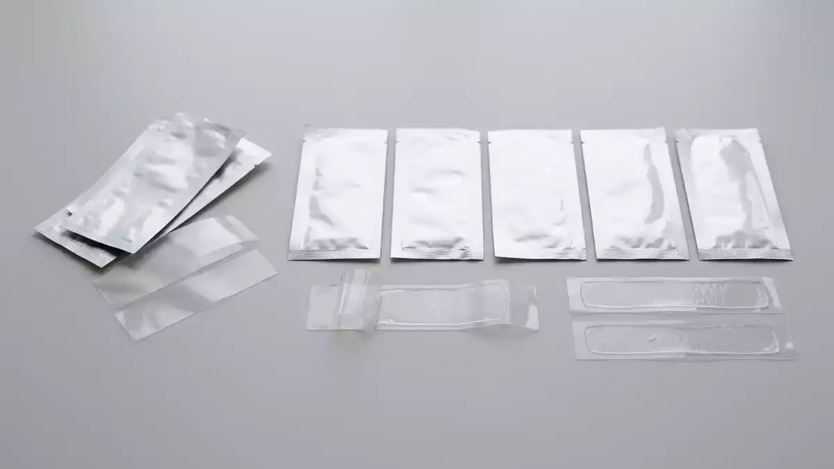 Fotorealistische Studioansicht von Zahnaufhellungsstreifen in neutraler Produktdarstellung