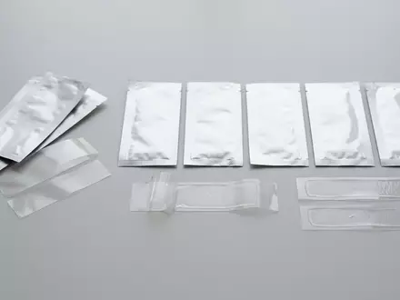Fotorealistische Studioaufnahme von Zahnaufhellungsstreifen zum Thema Spotlight Oral Care Zahnaufhellungs-Streifen, klare Lichtfuehrung - Foto: THN