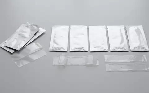 Fotorealistische Studioaufnahme von Zahnaufhellungsstreifen zum Thema Spotlight Oral Care Zahnaufhellungs-Streifen, klare Lichtfuehrung - Foto: THN