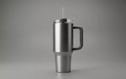 Fotorealistische Studioaufnahme von Trinkbecher zum Thema Stanley Quencher H2.0 FlowState, klare Lichtfuehrung - Foto: THN
