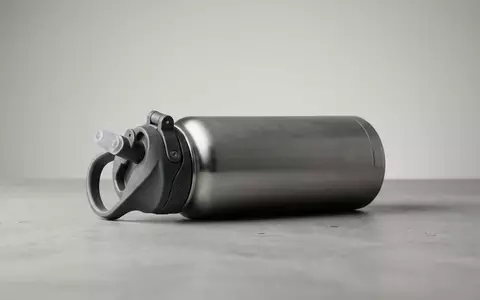 Fotorealistische Studioaufnahme von Trinkflasche zum Thema Stanley IceFlow Flip Straw, klare Lichtfuehrung - Foto: THN