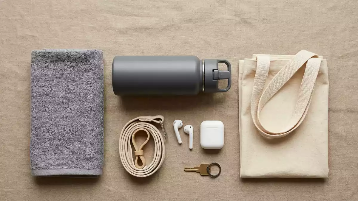 Flatlay-Arrangement rund um Trinkflasche mit passenden Requisiten von oben, neutral