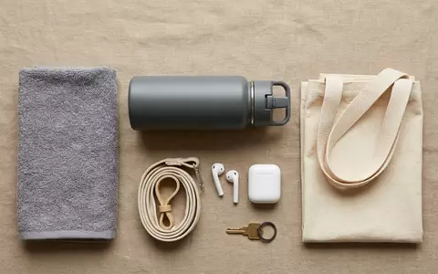 Flatlay-Arrangement rund um Trinkflasche zum Thema Stanley IceFlow Flip Straw, weiches Oberlicht - Foto: THN