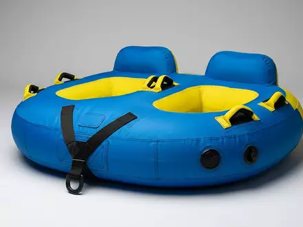 Fotorealistische Studioaufnahme von Schleppreifen zum Thema Spinera Whirl 2 Towable, klare Lichtfuehrung - Foto: THN