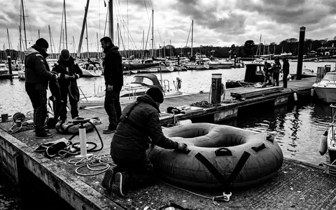 Schwarzweiss-Reportage mit Schleppreifen zum Thema Spinera Whirl 2 Towable, hoher Kontrast, sachlich dargestellt - Foto: THN