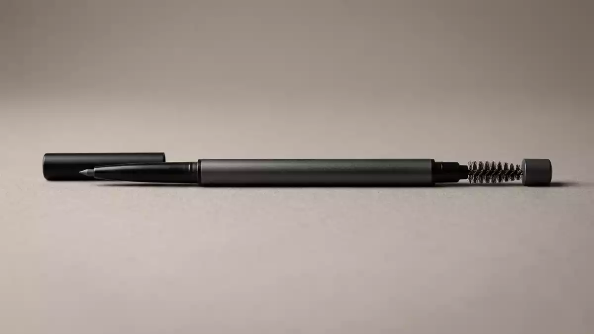 Fotorealistische Studioansicht von Augenbrauenstift in neutraler Produktdarstellung