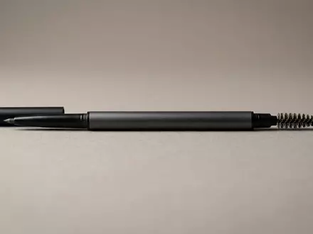 Fotorealistische Studioaufnahme von Augenbrauenstift zum Thema NYX Micro Brow Pencil, klare Lichtfuehrung - Foto: THN