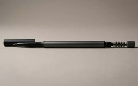 Fotorealistische Studioaufnahme von Augenbrauenstift zum Thema NYX Micro Brow Pencil, klare Lichtfuehrung - Foto: THN