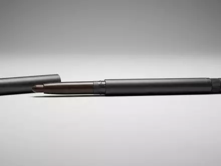 Fotorealistische Studioaufnahme von Augenstift zum Thema NYX Jumbo Eye Pencil, klare Lichtfuehrung - Foto: THN