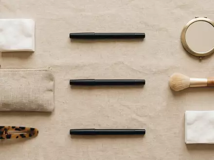 Flatlay-Arrangement rund um Augenstift zum Thema NYX Jumbo Eye Pencil, weiches Oberlicht - Foto: THN