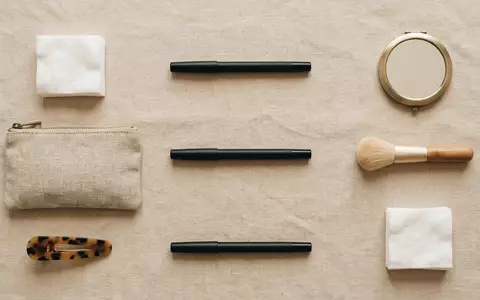 Flatlay-Arrangement rund um Augenstift zum Thema NYX Jumbo Eye Pencil, weiches Oberlicht - Foto: THN