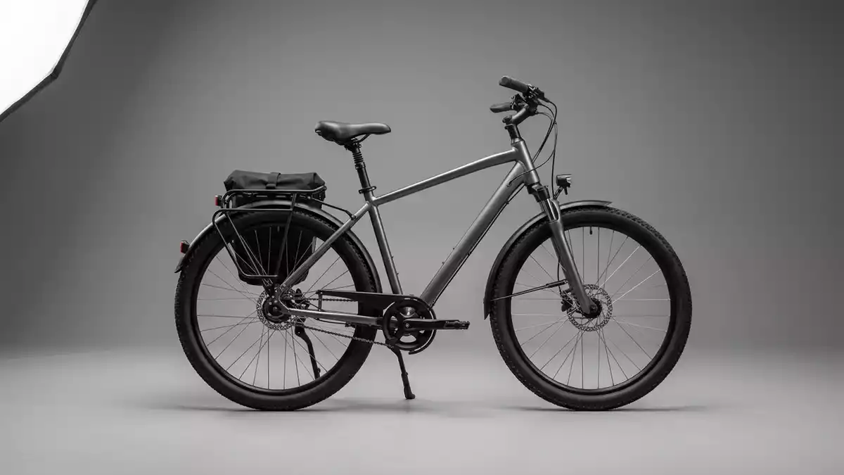 Fotorealistische Studioansicht von Trekkingrad in neutraler Produktdarstellung