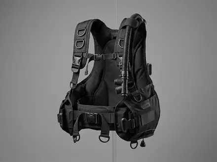 Fotorealistische Studioaufnahme von Taucherjacket zum Thema Scubapro Hydros Pro BCD, klare Lichtfuehrung - Foto: THN