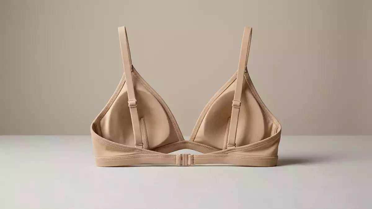 Fotorealistische Studioansicht von Bikinioberteil in neutraler Produktdarstellung