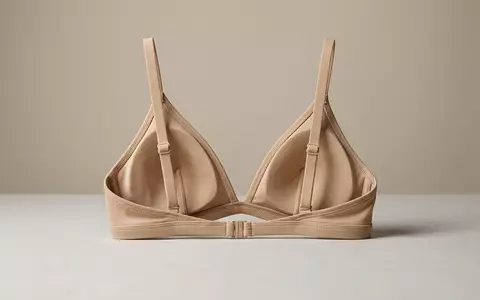 Fotorealistische Studioaufnahme von Bikinioberteil zum Thema Seafolly Damen Triangel-Bikini-Top Active, klare Lichtfuehrung - Foto: THN