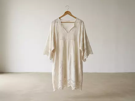 Fotorealistische Studioaufnahme von Strandkleid zum Thema Seafolly Damen Strandkleid Broderie, klare Lichtfuehrung - Foto: THN
