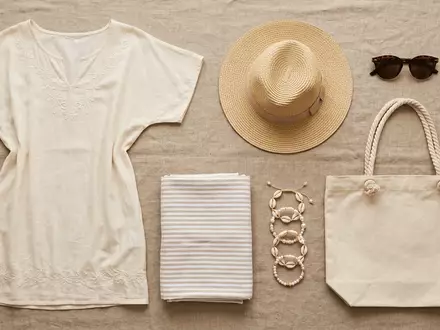 Flatlay-Arrangement rund um Strandkleid zum Thema Seafolly Damen Strandkleid Broderie, weiches Oberlicht - Foto: THN