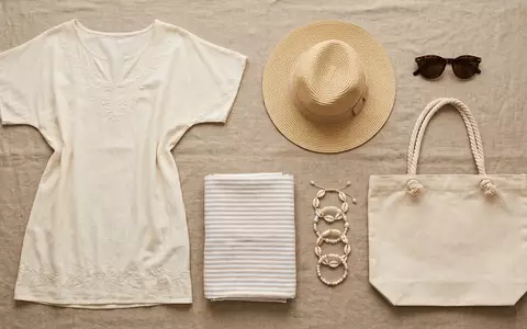 Flatlay-Arrangement rund um Strandkleid zum Thema Seafolly Damen Strandkleid Broderie, weiches Oberlicht - Foto: THN