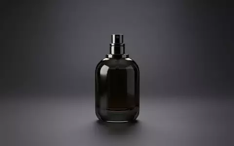 Fotorealistische Studioaufnahme von Eau de Parfum zum Thema Carolina Herrera 212 VIP, klare Lichtfuehrung - Foto: THN