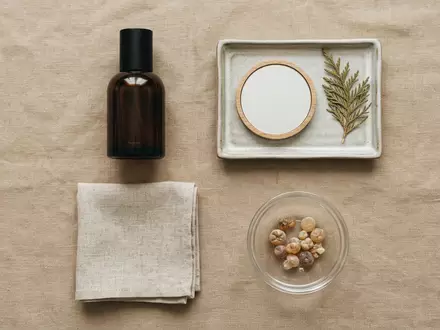 Flatlay-Arrangement rund um Eau de Parfum zum Thema Carolina Herrera 212 VIP, weiches Oberlicht - Foto: THN