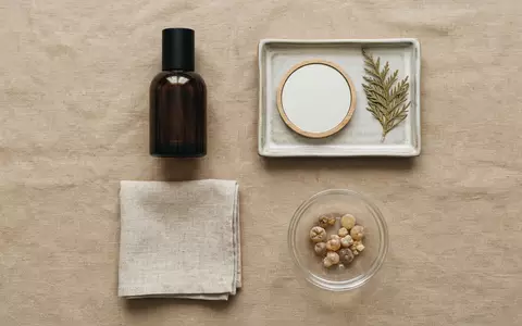 Flatlay-Arrangement rund um Eau de Parfum zum Thema Carolina Herrera 212 VIP, weiches Oberlicht - Foto: THN