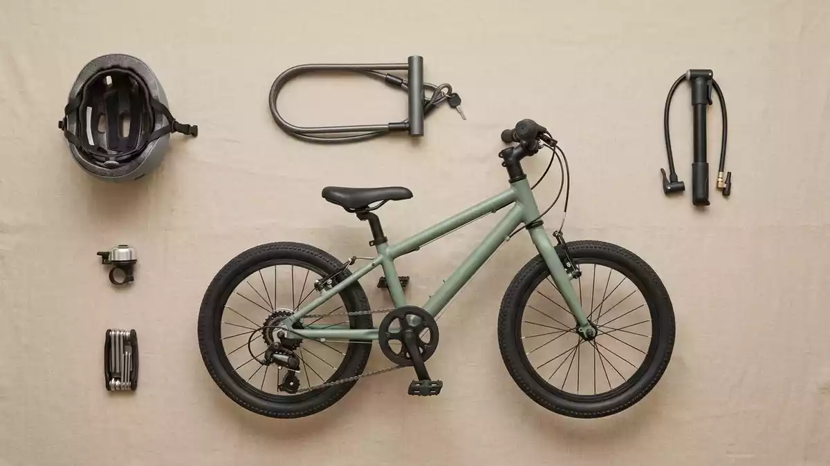 Flatlay-Arrangement rund um Kinderfahrrad mit passenden Requisiten von oben, neutral