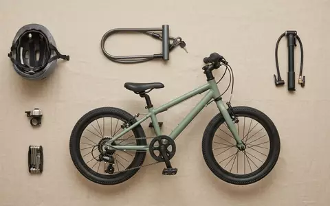 Flatlay-Arrangement rund um Kinderfahrrad zum Thema Puky LS Pro 24-3, weiches Oberlicht - Foto: THN