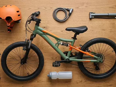 Flatlay-Arrangement rund um Kinder-Mountainbike zum Thema Puky SKYRIDE 20-3 Alu, weiches Oberlicht - Foto: THN