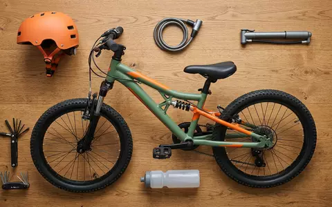 Flatlay-Arrangement rund um Kinder-Mountainbike zum Thema Puky SKYRIDE 20-3 Alu, weiches Oberlicht - Foto: THN