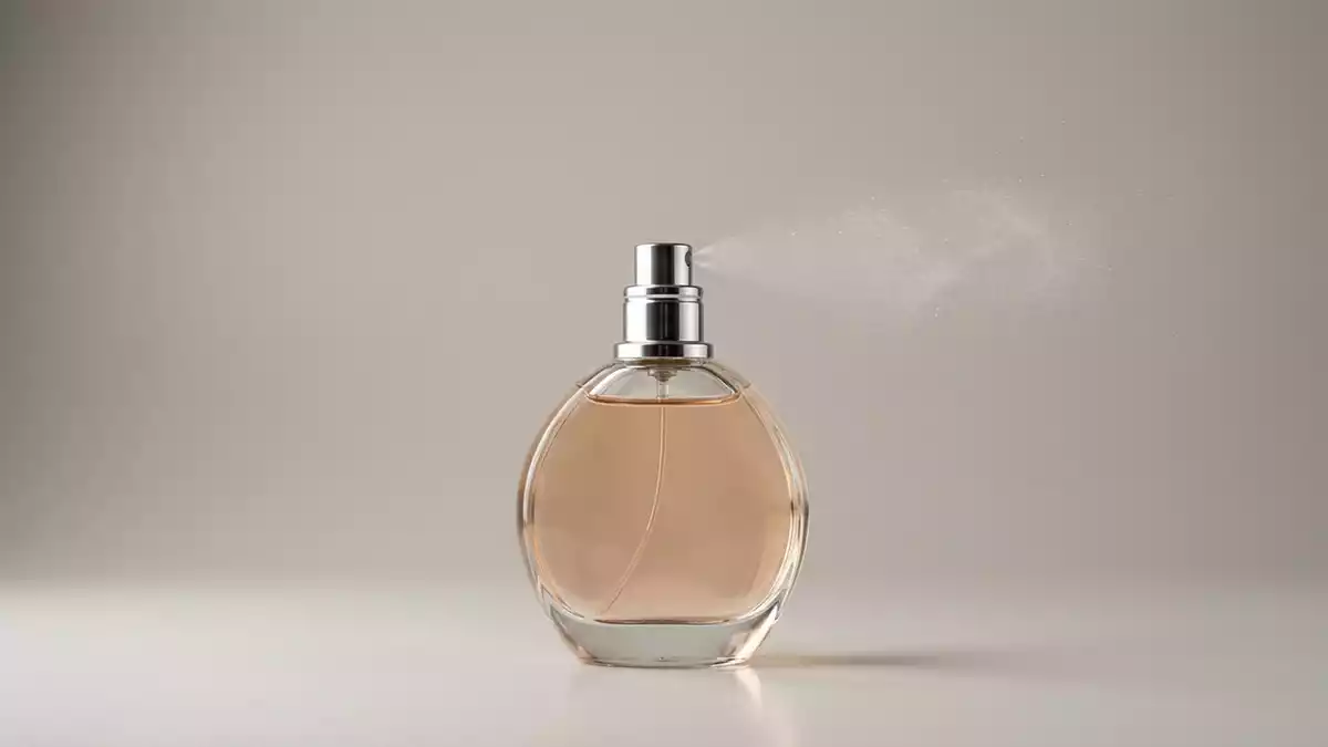 Fotorealistische Studioansicht von Eau de Parfum in neutraler Produktdarstellung