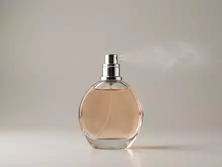Fotorealistische Studioaufnahme von Eau de Parfum zum Thema Carolina Herrera Good Girl, klare Lichtfuehrung - Foto: THN