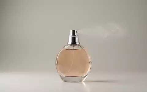 Fotorealistische Studioaufnahme von Eau de Parfum zum Thema Carolina Herrera Good Girl, klare Lichtfuehrung - Foto: THN
