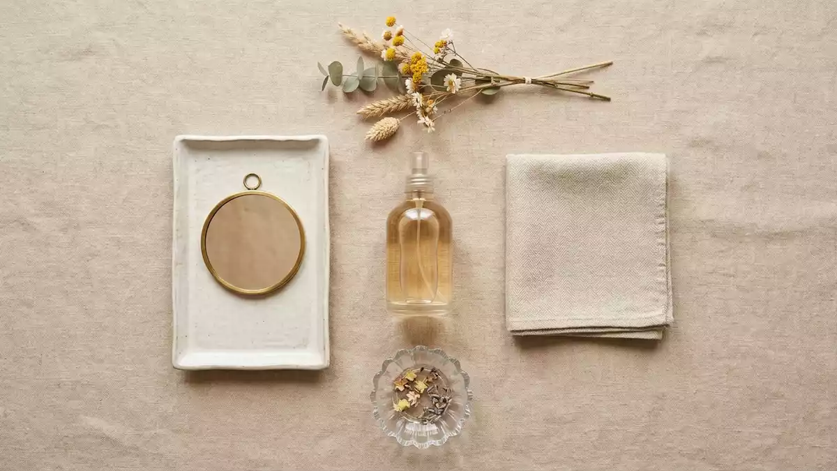 Flatlay-Arrangement rund um Eau de Parfum mit passenden Requisiten von oben, neutral