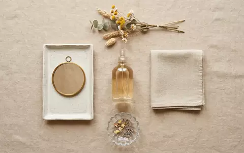 Flatlay-Arrangement rund um Eau de Parfum zum Thema Carolina Herrera Good Girl, weiches Oberlicht - Foto: THN