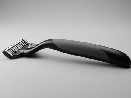 Fotorealistische Studioaufnahme von Damenrasierer zum Thema Gillette Venus Sensitive Damenrasierer, klare Lichtfuehrung - Foto: THN