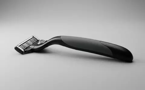 Fotorealistische Studioaufnahme von Damenrasierer zum Thema Gillette Venus Sensitive Damenrasierer, klare Lichtfuehrung - Foto: THN