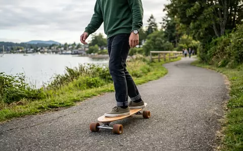 Fotorealistische Aufnahme von Longboard am Uferweg zum Thema Globe Big Blazer 32, natuerliches Licht - Foto: THN