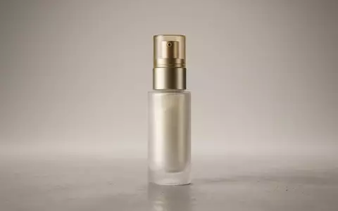 Fotorealistische Studioaufnahme von Teintfluessigkeit zum Thema e.l.f. Halo Glow Liquid, klare Lichtfuehrung - Foto: THN