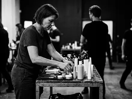Schwarzweiss-Reportage mit Teintfluessigkeit zum Thema e.l.f. Halo Glow Liquid, hoher Kontrast, sachlich dargestellt - Foto: THN
