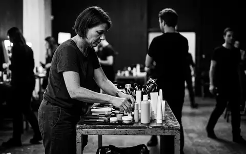 Schwarzweiss-Reportage mit Teintfluessigkeit zum Thema e.l.f. Halo Glow Liquid, hoher Kontrast, sachlich dargestellt - Foto: THN