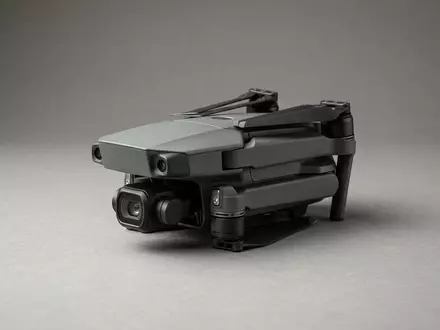 Fotorealistische Studioaufnahme von Kameradrohne zum Thema Eachine E520S, klare Lichtfuehrung, sachlich dargestellt - Foto: THN