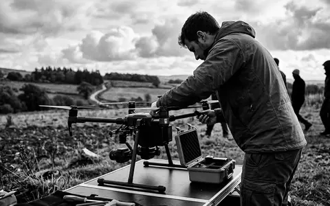 Schwarzweiss-Reportage mit Kameradrohne zum Thema Eachine E520S, hoher Kontrast, sachlich dargestellt, markenneutral - Foto: THN