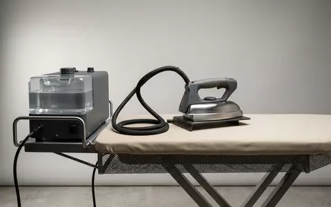 Fotorealistische Studioaufnahme von Buegelstation zum Thema Rowenta DG8960 Perfect Steam, klare Lichtfuehrung - Foto: THN