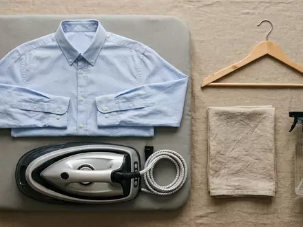 Flatlay-Arrangement rund um Buegelstation zum Thema Rowenta DG8960 Perfect Steam, weiches Oberlicht - Foto: THN