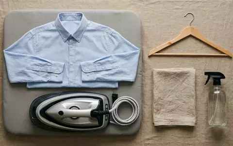 Flatlay-Arrangement rund um Buegelstation zum Thema Rowenta DG8960 Perfect Steam, weiches Oberlicht - Foto: THN