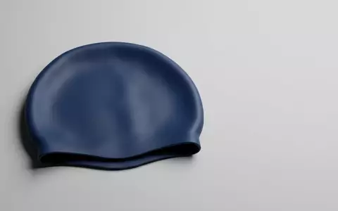 Fotorealistische Studioaufnahme von Badekappe zum Thema Speedo Long Hair Badekappe, klare Lichtfuehrung - Foto: THN